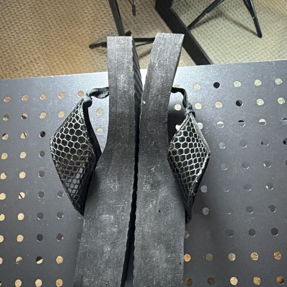 Yellow Box Nataly Snakeskin Textured Mellow Mat Flip-Flops Women’s Size 8 - Picture 5 of 7